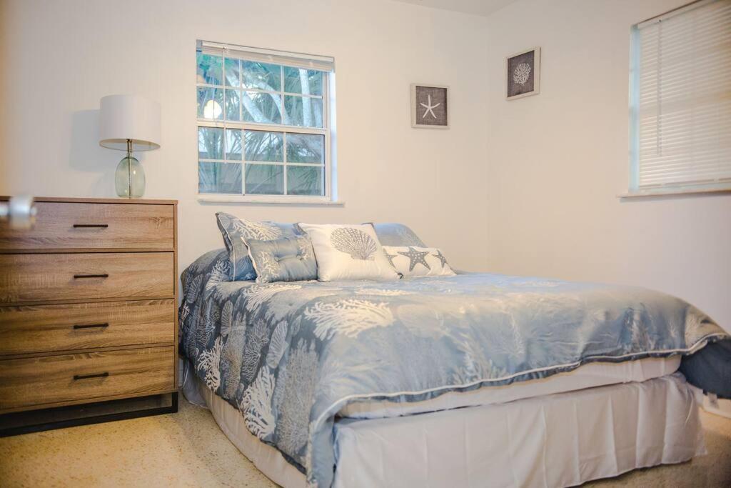 Charming Home, Minutes From The Beach Vero Beach Bagian luar foto