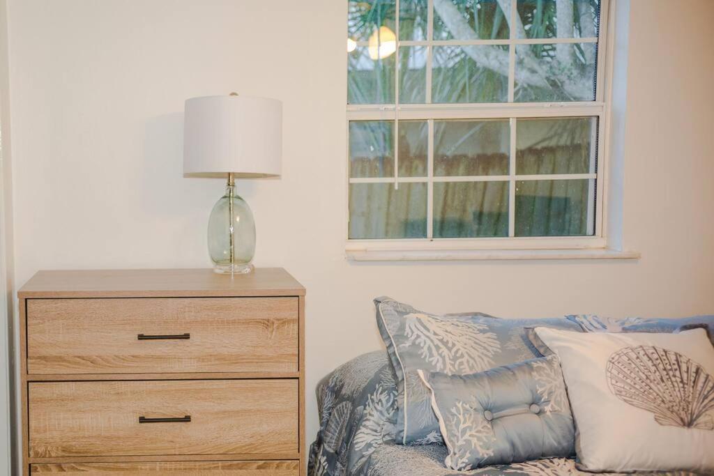 Charming Home, Minutes From The Beach Vero Beach Bagian luar foto